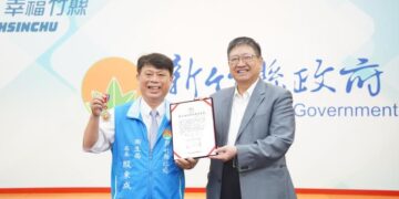 竹縣衛生局長殷東成榮獲衛福部「衛生福利專業獎章」  楊文科讚：翻轉地方醫療量能的關鍵推手