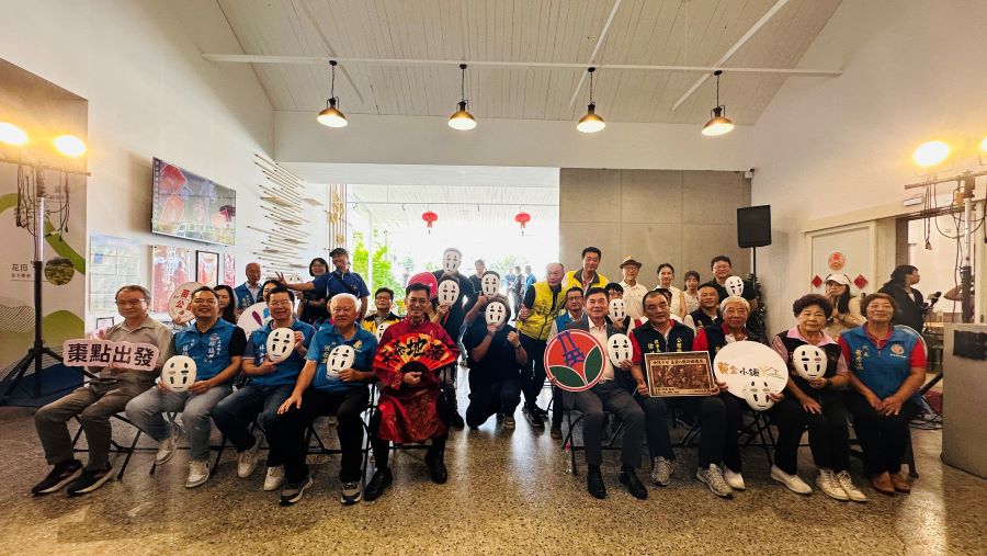 農村水保署台中分署跟苗栗縣府及公館鄉農會在陶瓷農創園區舉辦「不只有穿龍圳！解鎖神隱6龍，微醺公館24釀！」見面會，全新視角看見不一樣的客庄農村。(圖/記者林均和攝)