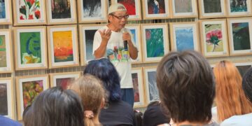 大小手攜手揮灑彩虹–光華高中跨齡跨國界共學「玩畫學笑」畫展溫馨揭幕