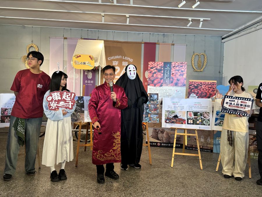農村水保署台中分署陳榮俊分署長介紹結合在地聯合大學學生發揮創意，為公館鄉注入不一樣的魅力。 (圖/記者林均和攝)