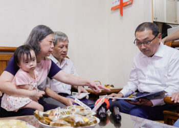 照顧寄養童小立長達六年劉陳淑滿與劉仙珍母女見證跨國收養溫馨情