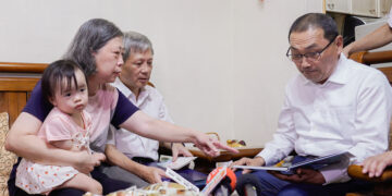 照顧寄養童小立長達六年劉陳淑滿與劉仙珍母女見證跨國收養溫馨情