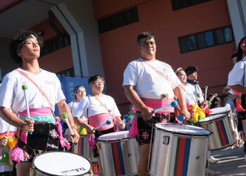 踩街嘉年華引爆鐵花路!蘭嶼小飛魚甩髮舞、寶桑國中神曲吸千人