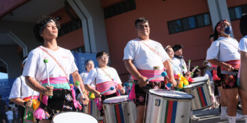 踩街嘉年華引爆鐵花路！蘭嶼小飛魚甩髮舞、寶桑國中神曲吸千人