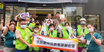 全聯慶祥暖心送愛　陪靜鴻園友幸福逛超市購物體驗