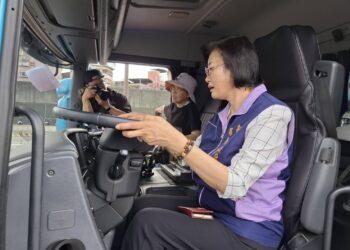 新北社會局攜手汽車貨運公會舉辦大型車視野盲點與交通安全宣導活動