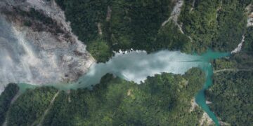 萬里溪堰塞湖恐溢流 萬榮鄉萬榮村明7/17日停止上班上課