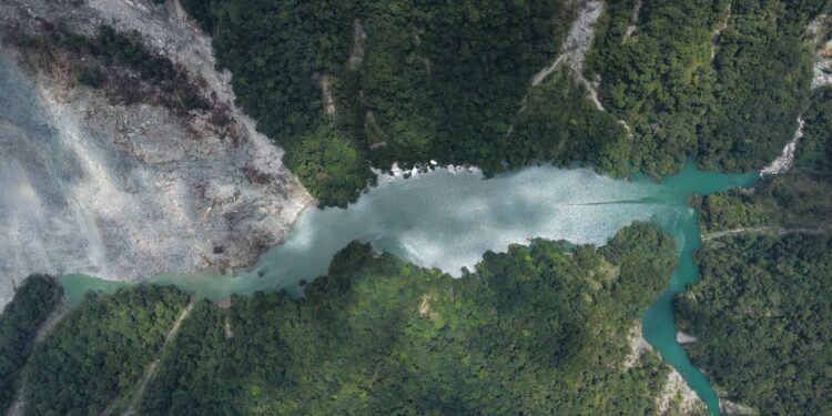 萬里溪堰塞湖恐溢流 萬榮鄉萬榮村明7/17日停止上班上課
