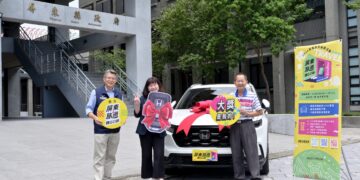 「屏東旅遊購GO節」第2場直播抽獎登場 首位百萬汽車得主歡喜現身領車