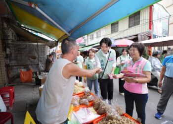 陳素月直搗彰化市最大菜市場掃街 起手式顯露志在必得自信