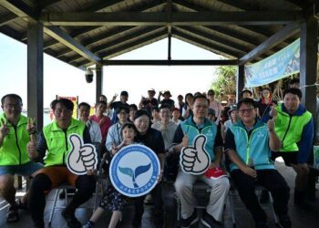 海保署攜手海生館推動硨磲貝復育 花蓮石梯坪展開瀕危海洋生物放流行動