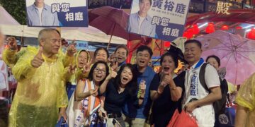 前金萬興宮雨中開講民眾相挺　前金新興苓雅議員參選人黃裕庭：與柯志恩攜手讓前金風華再現