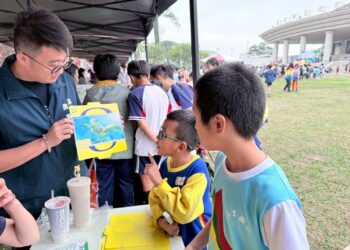 屏縣府呼籲民眾共同守護海龜避免觸法 又有遊客摸海龜遭海巡移送