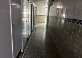 豪雨過一週,屏東市國民運動中心游泳池更衣室仍黑壓壓!梁育慈質疑市公所行政效率有待改善