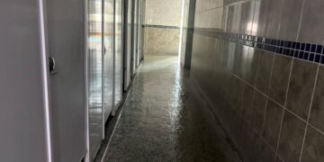 豪雨過一週,屏東市國民運動中心游泳池更衣室仍黑壓壓!梁育慈質疑市公所行政效率有待改善