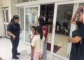 巴威颱風襲臺　屏東社皮警風雨中護送迷失長者返家