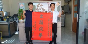 嘉義縣邱茂榮勇奪第八屆百大青農 友善畜牧打造永續養雞新典範