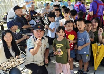 花蓮榮家大手牽小手採花生 老幼共享田園豐收喜悅