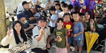 花蓮榮家大手牽小手採花生 老幼共享田園豐收喜悅