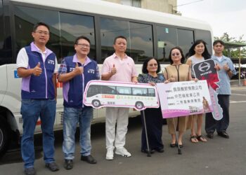 影音/抗通膨送暖 良品餐飲捐中型無障礙巴士