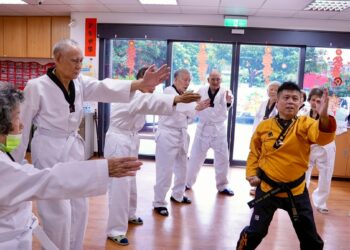 95歲長輩穿道服出拳 伸港日照樂齡跆拳道活力十足