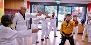 95歲長輩穿道服出拳　伸港日照樂齡跆拳道活力十足