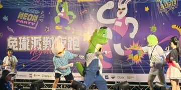 落跑兔瓏現身中央公園！台中「地球娛樂室」夜跑吸3千人開追 霓虹闖關沉浸K-POP