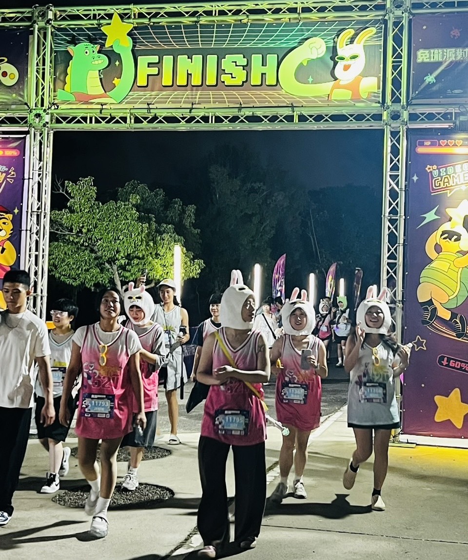 粉絲從跑前闖關到夜間路跑一路沉浸在兔瓏的搞怪世界。