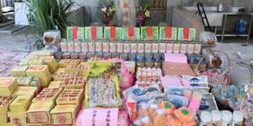農曆七月感恩祈福 嘉義「最幸福獸魂碑」備罐頭、玩具祭祀