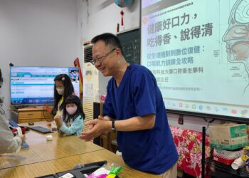 AI賦能跨域健康促進　美和科大口腔衛生學科師生走進社區帶領長輩體驗訓練儀器
