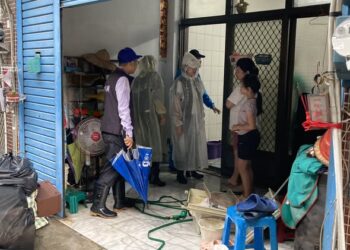 豪雨過境梓官典寶里一帶積淹水嚴重，議員方信淵親自挨家挨戶關心災情