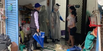 豪雨過境梓官典寶里一帶積淹水嚴重，議員方信淵親自挨家挨戶關心災情