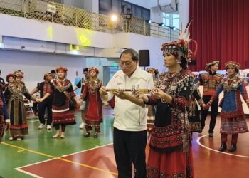 獅子鄉運動會結合小米收穫祭　蘇清泉冒雨挺原鄉倡福利政策