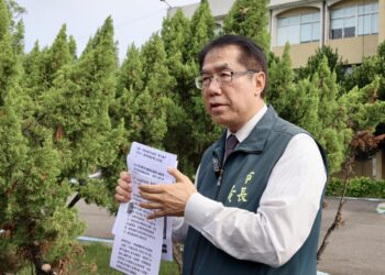 勿把馮京當馬涼 黃偉哲訪查新營台糖油品事業部澄清未生產食用油