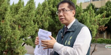 勿把馮京當馬涼 黃偉哲訪查新營台糖油品事業部澄清未生產食用油