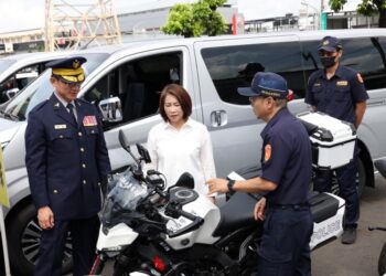 屏縣警局32輛全新警車載譽登場　縣長親授車期勉守護治安　暨屏縣警訊