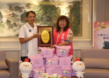 家庭婦幼關懷協會捐贈36臺輪椅及220袋育兒寶貝袋支持新北社福