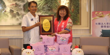 家庭婦幼關懷協會捐贈36臺輪椅及220袋育兒寶貝袋支持新北社福