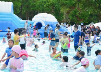 竹北雙市公園水樂園湧3萬人潮  鄭朝方特辦清潔隊員家庭日致敬城市英雄