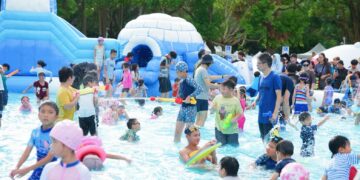 竹北雙市公園水樂園湧3萬人潮 鄭朝方特辦清潔隊員家庭日致敬城市英雄
