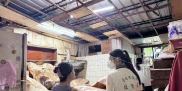 社工與民眾同在 臺南安南區火災爆炸案 社會局社工團隊23日至災區關懷受災戶