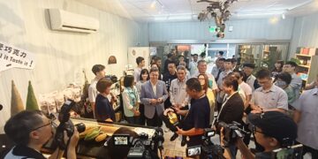 卓榮泰南下長治挺可可　見證屏東打造完整產業鏈