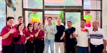 高雄市湖內區模範父親表揚 由邱志偉立委頒發獎狀致意