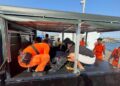 漁船誤捕瀕絕革龜　海巡海保緊急救援