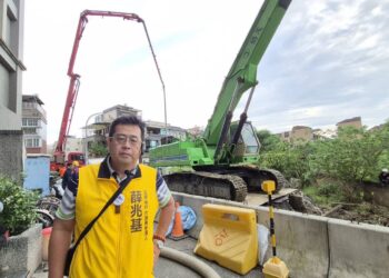 搶修有進度，住戶不能靠猜 左楠區市議員參選人薛兆基二度現勘籲設固定公告欄