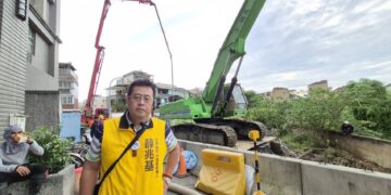搶修有進度，住戶不能靠猜 左楠區市議員參選人薛兆基二度現勘籲設固定公告欄