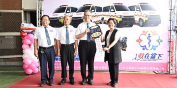 彰化聯合捐贈4輛高規格救護車 首配全自動電動擔架床