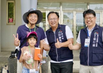 祖孫一起「谷溜」趣！中市建設局辦鰲峰山走讀　引領探索34道溜滑梯、感受城市美學