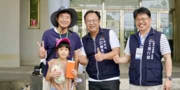 祖孫一起「谷溜」趣！中市建設局辦鰲峰山走讀　引領探索34道溜滑梯、感受城市美學