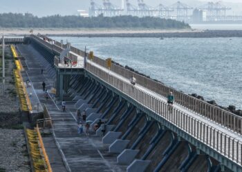 新北淡水金色水岸海堤自行車道啟用 侯友宜體驗高架視角絕美海景